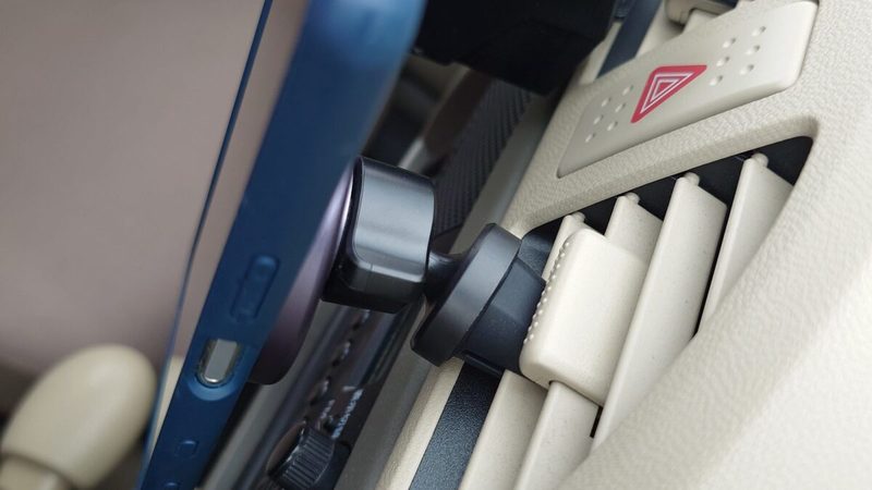 約1秒でスマホを固定 このUGREENのMagSafe対応車載ホルダー、かなり使える