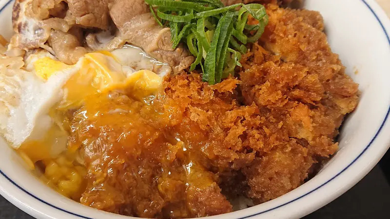 5年ぶりに帰ってきた!かつや「牛すき焼きとチキンカツの合い盛り」が復活!