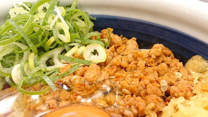 試験販売で9割がリピ希望　丸亀製麺「旨辛 肉盛りまぜ玉うどん」がヤバすぎた件