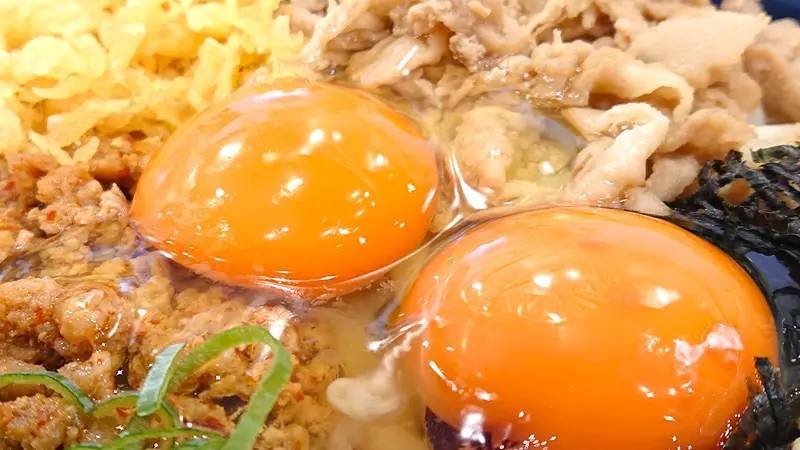 試験販売で9割がリピ希望　丸亀製麺「旨辛 肉盛りまぜ玉うどん」がヤバすぎた件