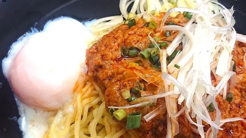 3店舗限定！辛さがクセになる富士そばの「汁なし担々麺」を堪能