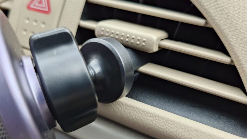 約1秒でスマホを固定 このUGREENのMagSafe対応車載ホルダー、かなり使える