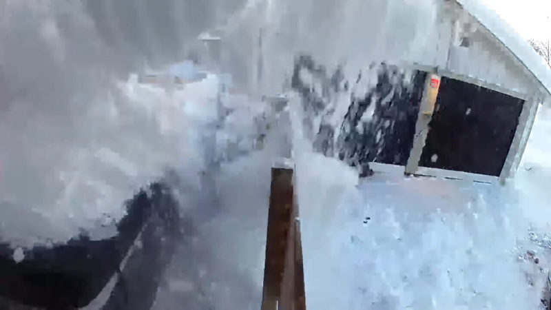 雪かき中のハプニング。作業も一息ついたと思ったその時・・!!【海外・動画】