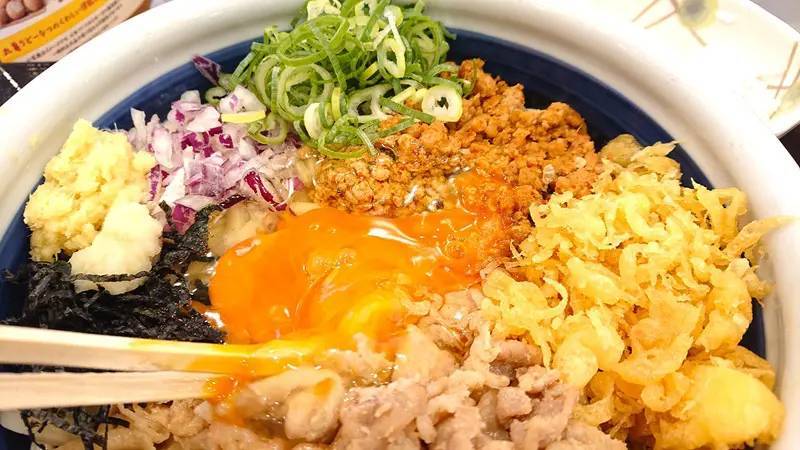 試験販売で9割がリピ希望　丸亀製麺「旨辛 肉盛りまぜ玉うどん」がヤバすぎた件