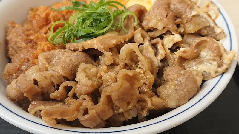 5年ぶりに帰ってきた!かつや「牛すき焼きとチキンカツの合い盛り」が復活!