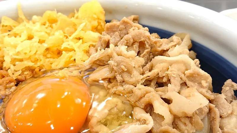 試験販売で9割がリピ希望　丸亀製麺「旨辛 肉盛りまぜ玉うどん」がヤバすぎた件