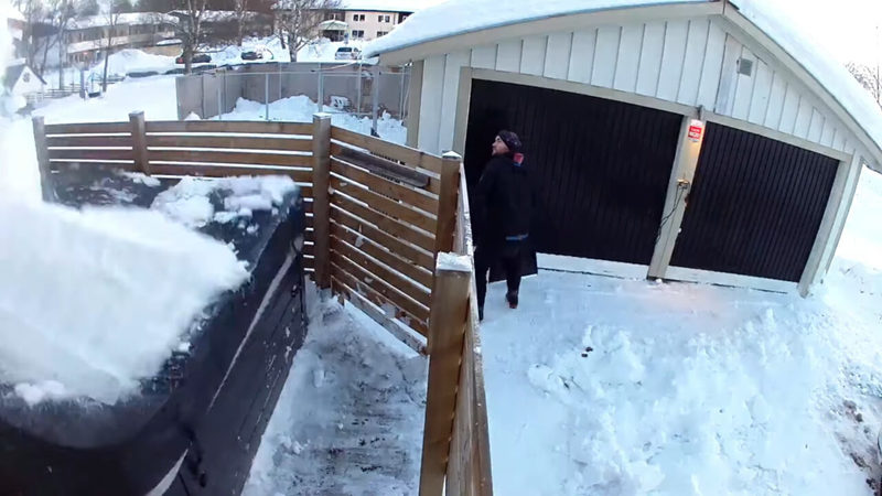 雪かき中のハプニング。作業も一息ついたと思ったその時・・!!【海外・動画】