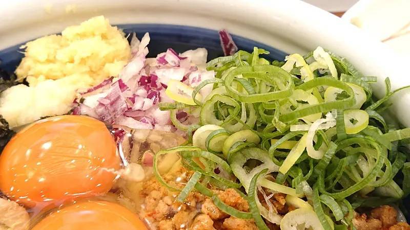 試験販売で9割がリピ希望　丸亀製麺「旨辛 肉盛りまぜ玉うどん」がヤバすぎた件