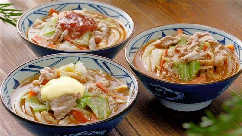 丸亀製麺×株式会社TOKIO ＜この冬は、俺たちがガツンと、アツくする。＞ 新作続々の2024年は締めくくりも新作！豚汁の概念を覆すガツンと旨い一杯『俺たちのガリバタマヨ豚汁うどん』が新登場