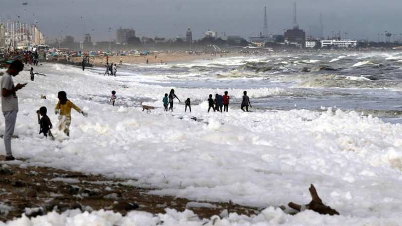 雪じゃない？インドの浜辺に「有毒な泡」が大量に押し寄せる