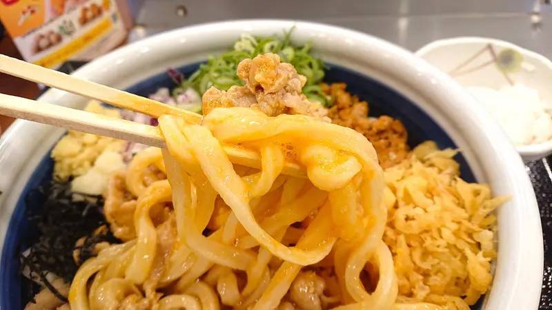 試験販売で9割がリピ希望　丸亀製麺「旨辛 肉盛りまぜ玉うどん」がヤバすぎた件