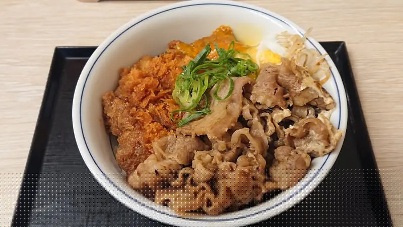 5年ぶりに帰ってきた!かつや「牛すき焼きとチキンカツの合い盛り」が復活!