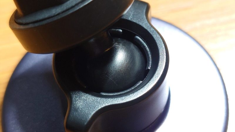 約1秒でスマホを固定 このUGREENのMagSafe対応車載ホルダー、かなり使える