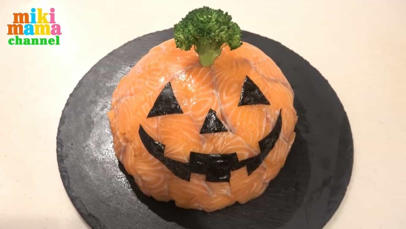 あの食材でハロウィンのジャックオランタン！甘いものが苦手でも大丈夫！みきママがつくる「ジャックオランタンドーム寿司」