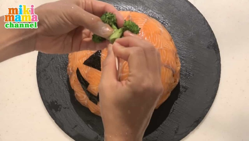 あの食材でハロウィンのジャックオランタン！甘いものが苦手でも大丈夫！みきママがつくる「ジャックオランタンドーム寿司」