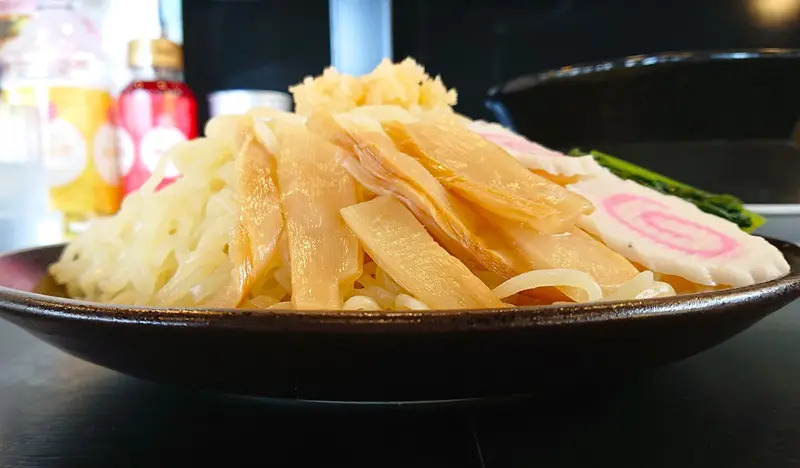 幸楽苑から「メガつけめん」発売！つけめんの山からすべり落ちそうな具材に興奮