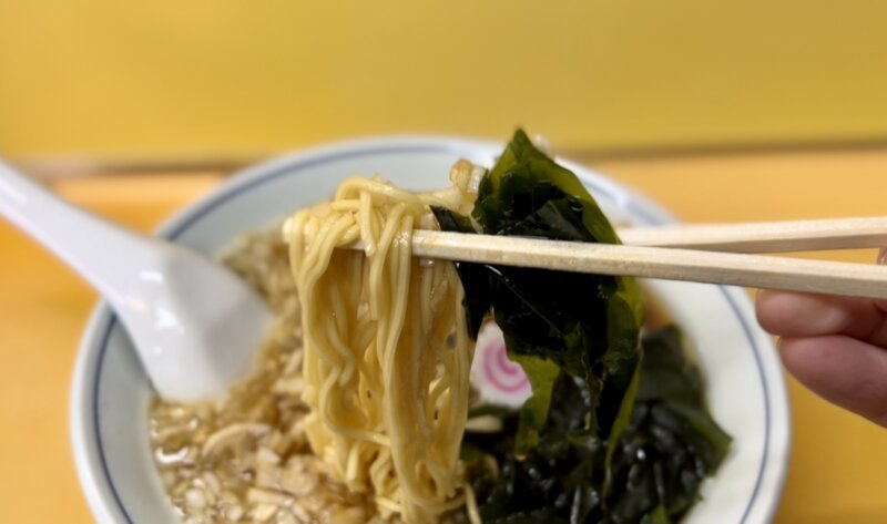 昭和の雰囲気漂う店『ラーメン専門 トモエ』のワカメ入り八王子ラーメン!!