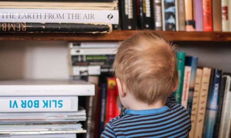 家庭の本棚にある「本の数」で子どもの能力が左右されるという研究