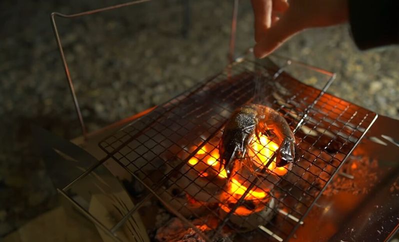 焚き火台マクライトを「そのこチャンネル」さんがレビュー！女子徒歩キャンプで海鮮焼き