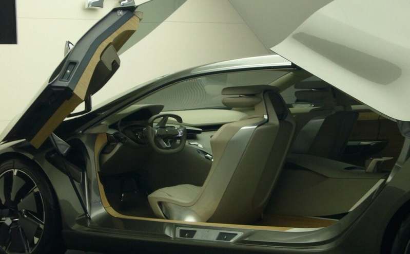 「このミニバン、情報量多すぎィ!」ツッコミが止まらない珍車・プジョーHX1コンセプト【推し車】