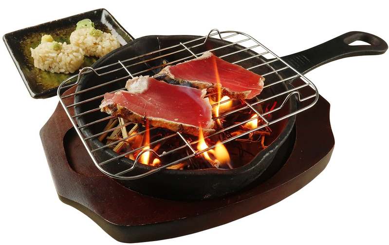 大衆寿司居酒屋「鮨 酒 肴　杉玉」最後の仕上げをお客さまの目の前で！「炎の藁焼き鰹にぎり」や“生ずわい蟹”を贅沢に使用した一皿が登場する『鰹と旨ネタ』フェア開催！