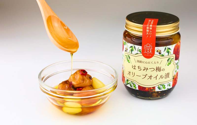 SNSフォロワー20万人超えの食いしん坊の作家・イラストレーター杏耶さんとUMELAB by紀州梅本舗のコラボ商品第1弾「はちみつ梅のオリーブオイル漬」が販売開始!