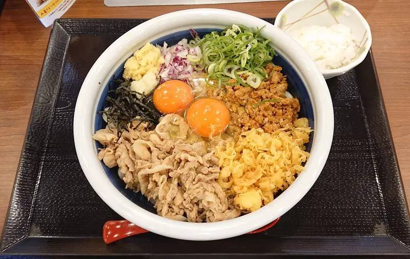 試験販売で9割がリピ希望　丸亀製麺「旨辛 肉盛りまぜ玉うどん」がヤバすぎた件