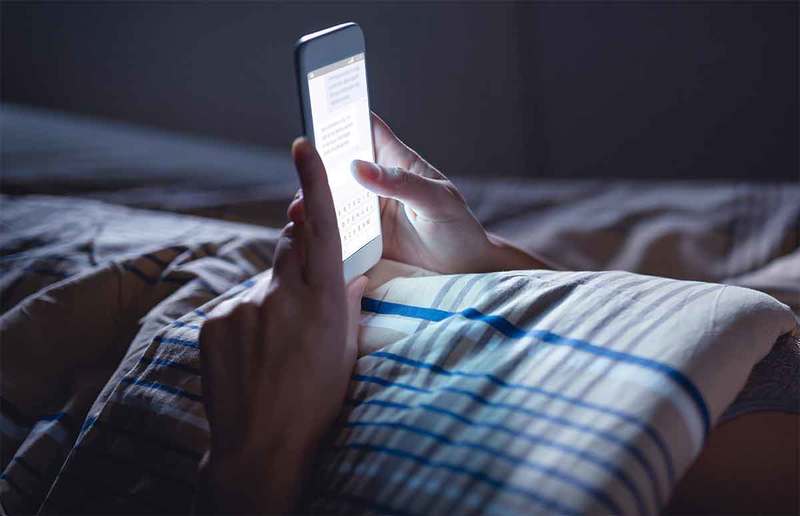 「寝る前スマホ」20～40代女性9割が日常化、心の健康に必要だから!?