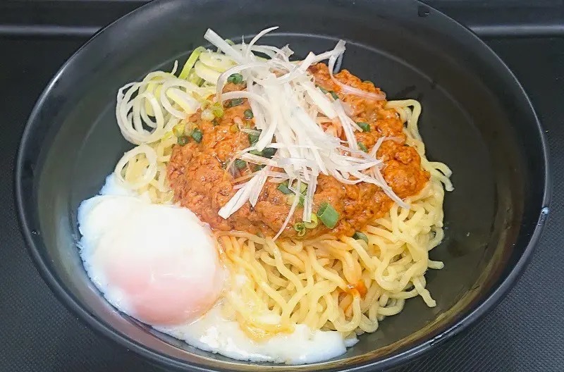 3店舗限定！辛さがクセになる富士そばの「汁なし担々麺」を堪能