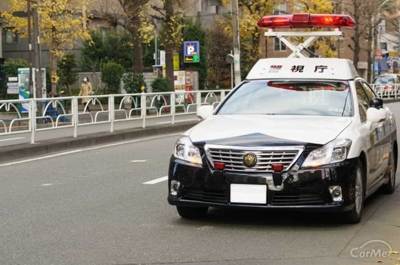 前方のパトカー追い抜いても大丈夫？追い越す時の注意点
