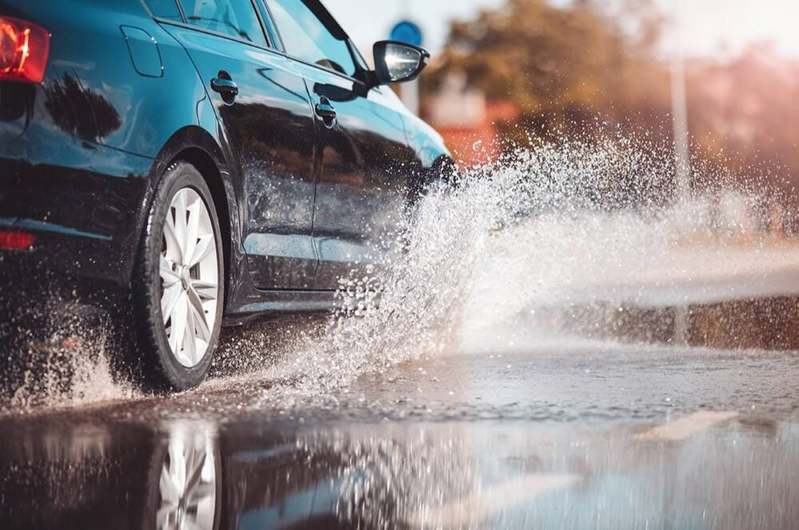クルマの「水はね・泥はね運転」、ドライバーはクリーニング代を支払うべき？実際に損害賠償請求されることはあるの？