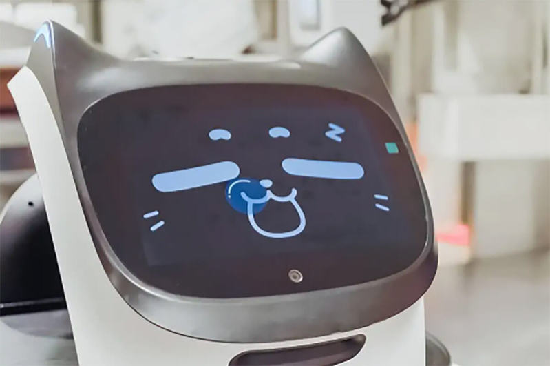 ガストの猫型配膳ロボット、「とんかつ」という名前をもらって働く姿が話題!