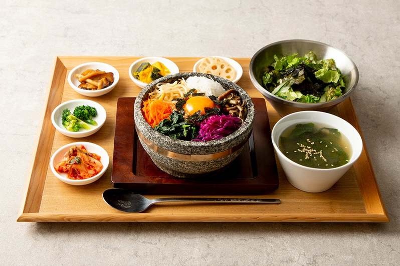 【新業態】ヘルシーさと満足感を兼ね備えた韓国料理専門店『韓食菜美 シクタン』がイオンモール各務原に3月16日(木)新規オープン！全メニューに5種類のキムチ&ナムルとチョレギサラダが付きます！