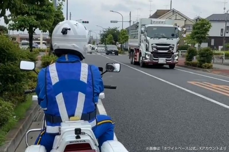 青服・白バイクで道路を見守る男性、その正体にゾッとした　「犯罪では？」と怒りの声続出