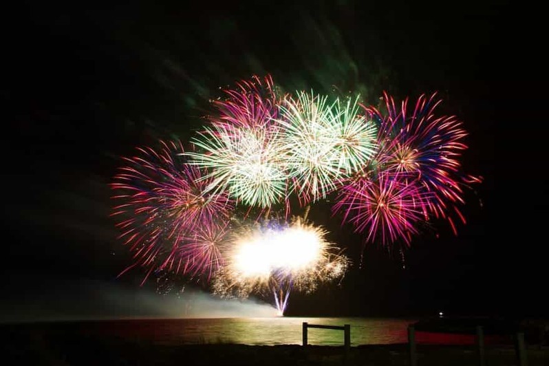 【2022年】全国の海辺で開催される花火大会まとめ！波の音と美しい花火で夏を満喫