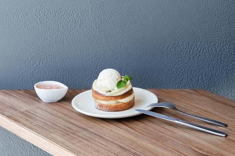 「パンとエスプレッソと自由形」や「なんとかプレッソ」など4店舗で桃まるごと1個を使ったスイーツなどが堪能できる「桃フェア」を7月18日より開催