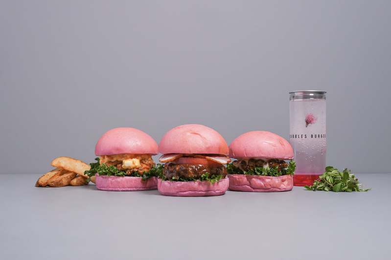 お花見シーズン到来!植物由来のカラフルバンズが話題の「BUBBLES BURGER(バブルスバーガー)」にて、”桜尽くし”の限定メニューが2023年3月16日(木)より期間限定でスタート!