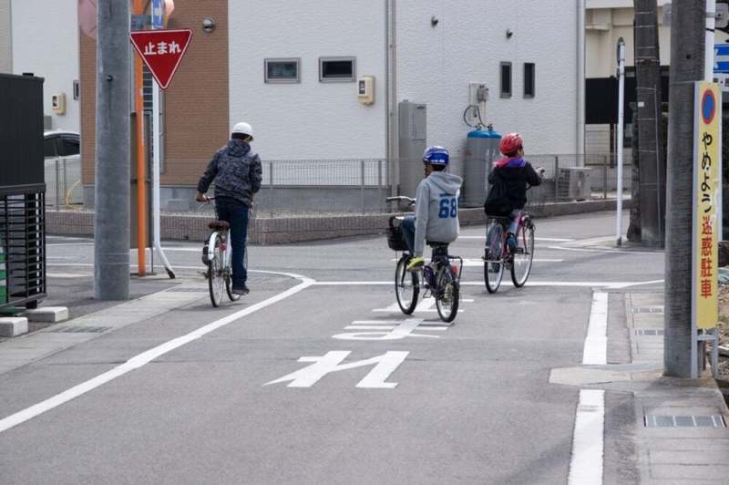 「停止線で停まっても見えないから…」は危険かも?一時停止が“進路妨害”になってしまう、その理由