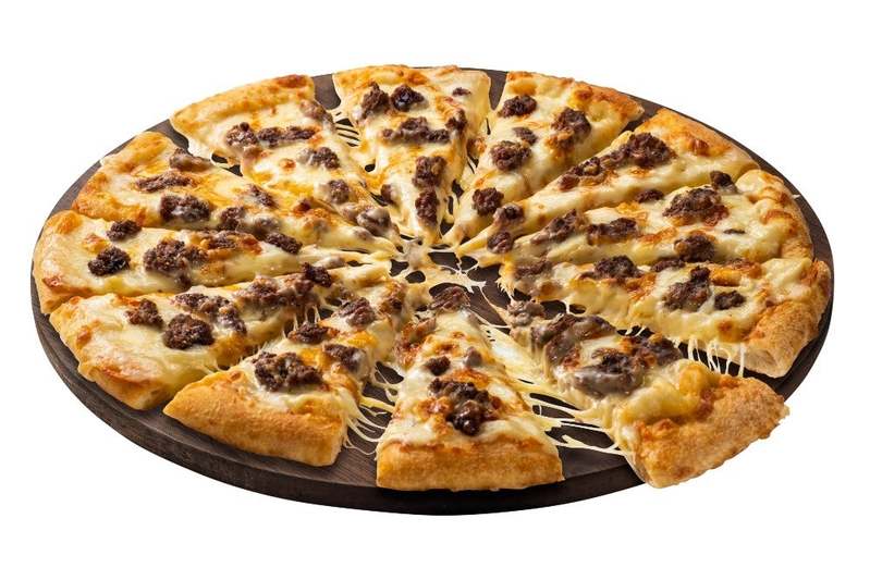 ドミノ・ピザ、バーガーの常識を変える究極のフュージョン！　食べてみよ！一見ピザ。食べるとバーガー。「うまい」と「うまい」の新感覚『バーガーピザ・クワトロ』 1月16日発売！