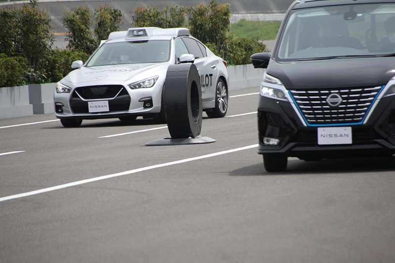 連続する衝突の危険を自動で回避！ 日産自動車が緊急回避性能の飛躍的な向上につながる運転支援技術を発表