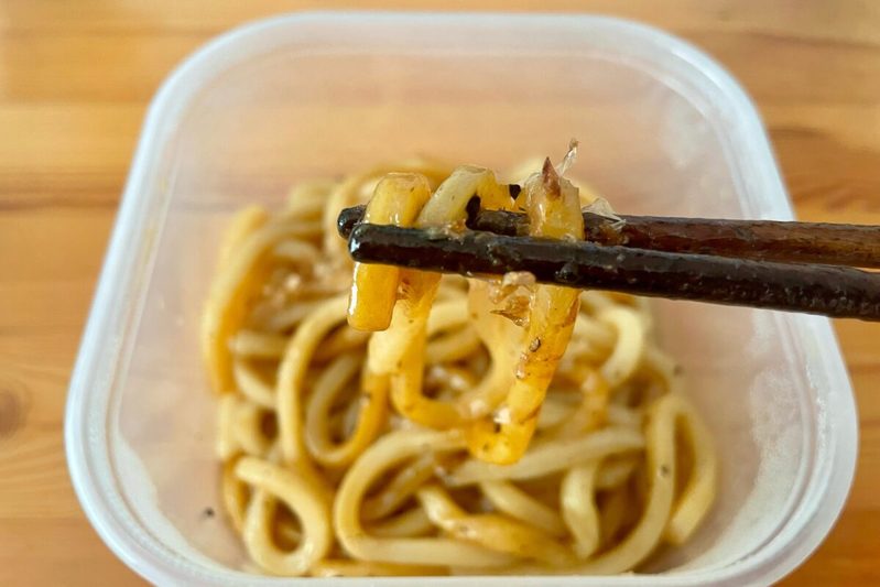 リュウジ氏の「虚無焼きうどん」は一皿68円　コスパ最強なのに衝撃の美味しさ…