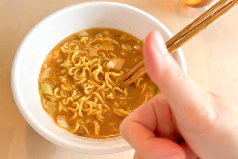 味噌カップ麺に「あのお菓子」を入れるだけ…　試したら「スープ全部飲み干したい」衝動に駆られた