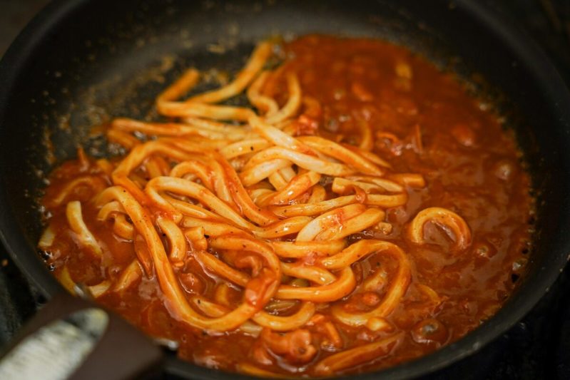 いとうあさこ考案の「冷凍うどん」の食べ方は簡単で激ウマ　フライパンで混ぜるだけで…