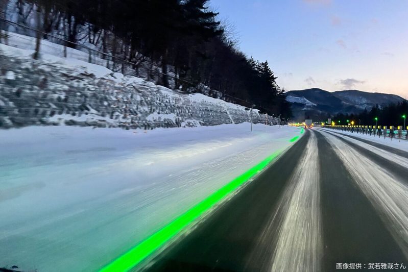 大雪の高速道路に現れた一筋の光、なぜかドライバーが大歓喜　「近未来を感じる」と話題に…