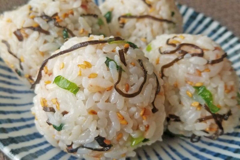 お弁当に入れたい「我が家の最強おにぎり」 500万再生の簡単で激ウマのレシピ