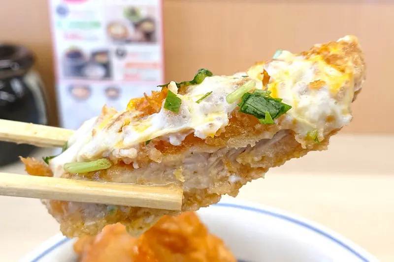 かつやがボリューム満点「牛・豚・鶏のトリプルカツ丼」発売！ヘビー級対決に意識がぶっ飛んだ