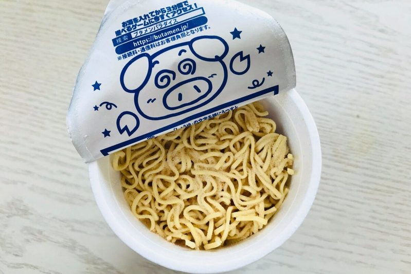 ダイソー限定、「青いブタメン」がおいしすぎると話題　大人になっても約2割が食べていた