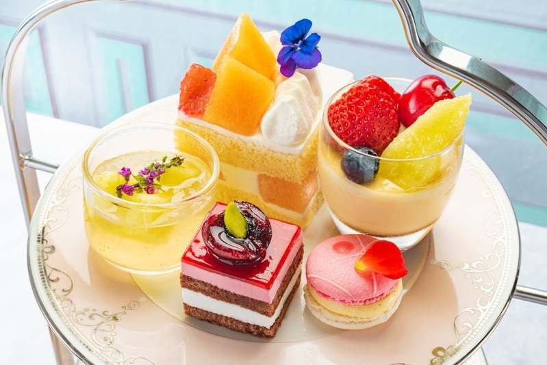 かわいらしい真っ赤なチェリーが彩る、初夏の爽やかスイーツ 贅沢なクラウンメロンパフェや赤肉メロンの濃厚ショートケーキも「Sweets Parade ~メロン&チェリー~」