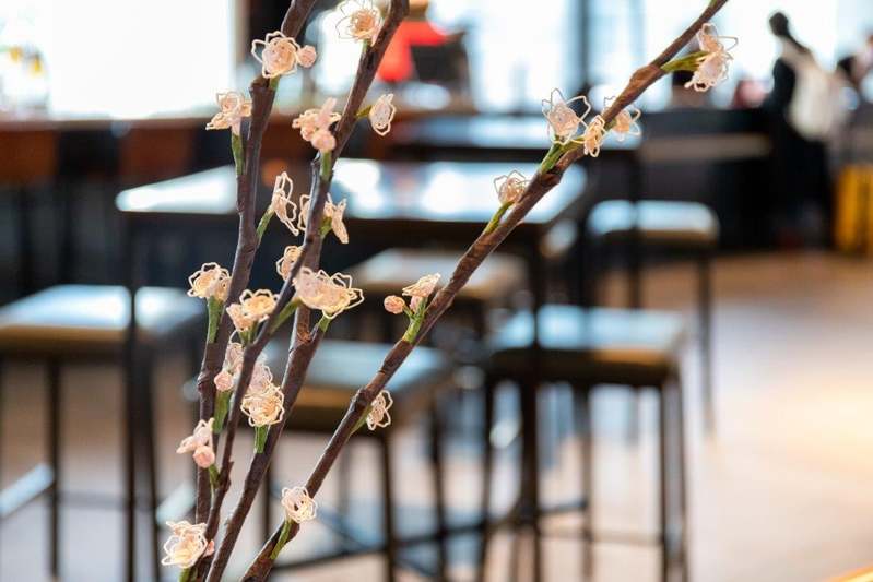 【プルマン東京田町】ホテル館内で快適にお花見、歌舞伎×満開の桜アート