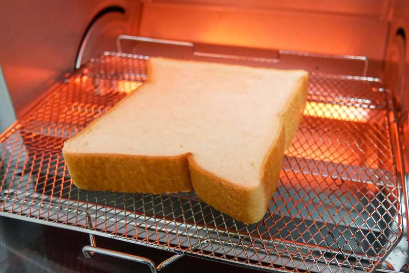 トーストは“こう焼く”のが正解だった サクふわ食感で劇的においしくなる